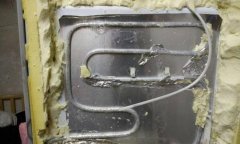 冰箱底部总是滴水该怎么办？