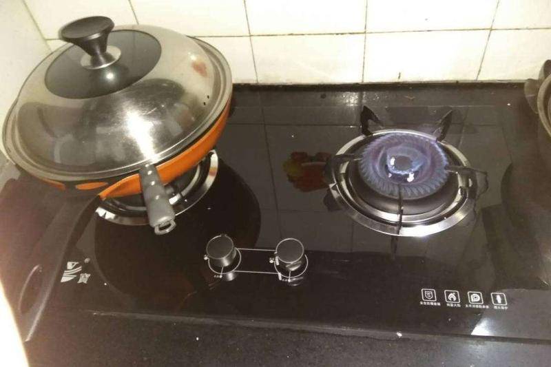 煤气灶熏黑锅底怎么回事